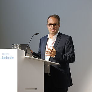 EPTS - Speaker on Stage in Session Room