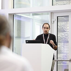 EPTS - Speaker on stage in session room