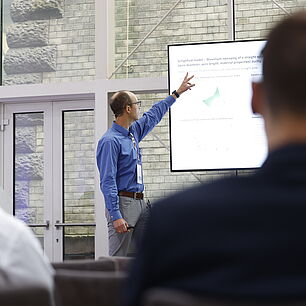 EPTS - Speaker on stage in session room