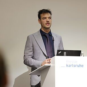EPTS - Speaker on Stage in Session Room