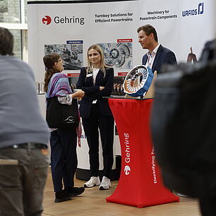 EPTS - Exhibitor Gehring talking with Participants